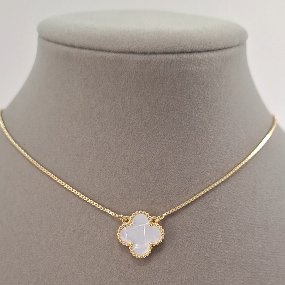 Mother Of Pearl Four Leafs clover necklace - Picture 3 of 6